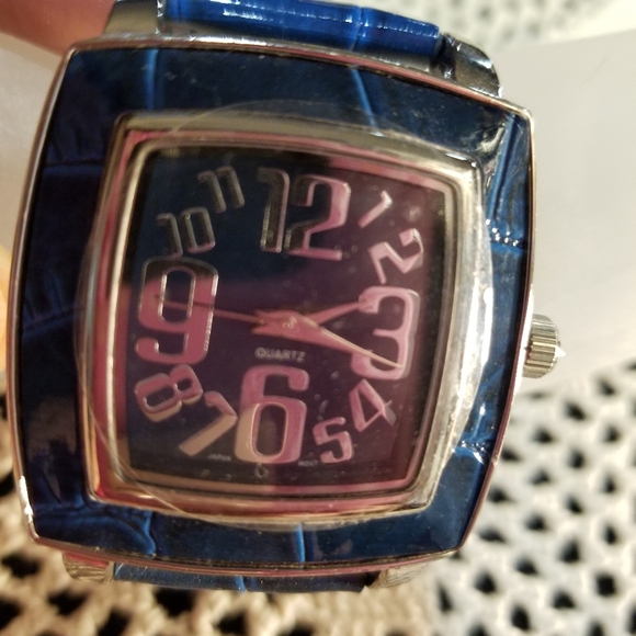 EUC Blue Quartz battery watch - Picture 5 of 11